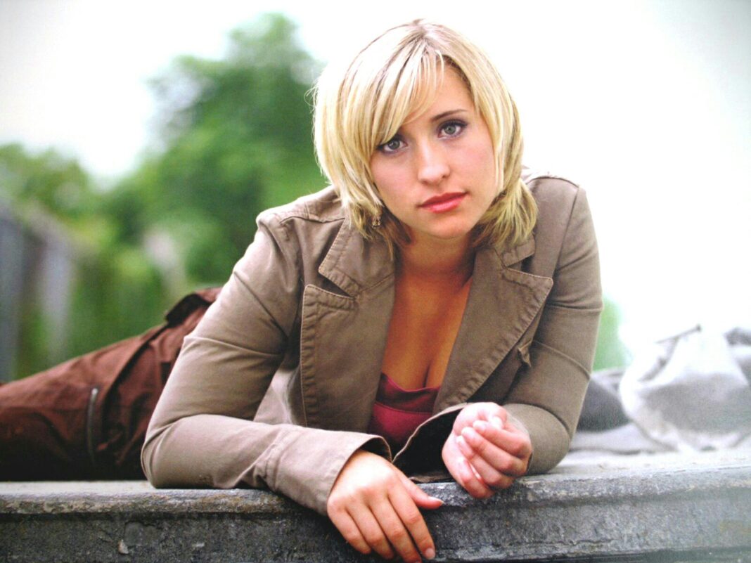 Allison Mack se arrepende de ter recrutado mulheres para seita sexual