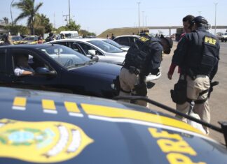 Polícia Rodoviária Federal aplica mais de 35 mil multas durante feriado Polícia Rodoviária Federal aplica mais de 35 mil multas durante feriado