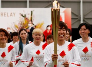 Tóquio retira parte do revezamento da tocha de vias públicas Tóquio retira parte do revezamento da tocha de vias públicas