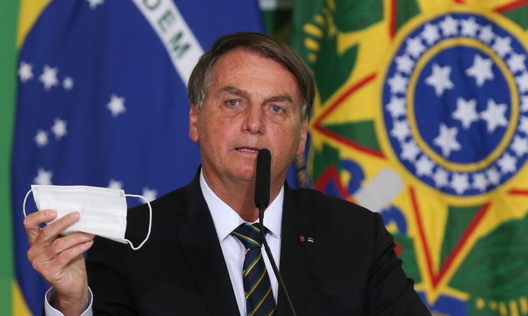 Bolsonaro pede parecer para desobrigar uso de máscara por vacinados