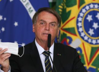 Bolsonaro pede parecer para desobrigar uso de máscara por vacinados Bolsonaro pede parecer para desobrigar uso de máscara por vacinados