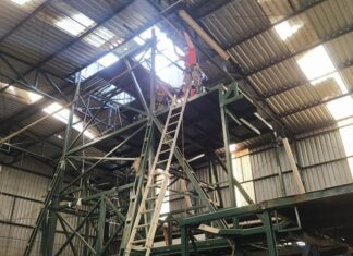 Corpo de Bombeiros socorre homem que caiu de telhado em Ipeúna Corpo de Bombeiros socorre homem que caiu de telhado em Ipeúna