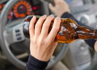 Condutora é autuada por embriaguez ao volante após chocar veículo contra muro de residência Condutora é autuada por embriaguez ao volante após chocar veículo contra muro de residência