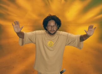 Emicida apresenta o show “AmarElo” para o público de casa Emicida apresenta o show "AmarElo" para o público de casa