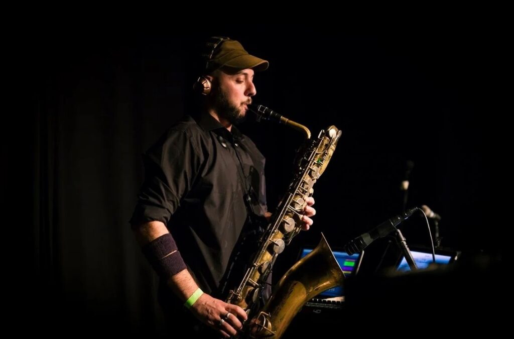 Música #EmCasaComSesc recebe o saxofonista Eramir Neto