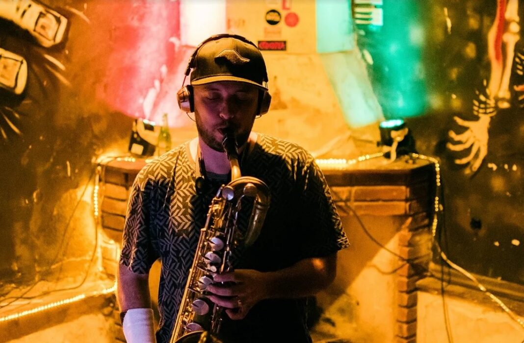 Música #EmCasaComSesc recebe o saxofonista Eramir Neto