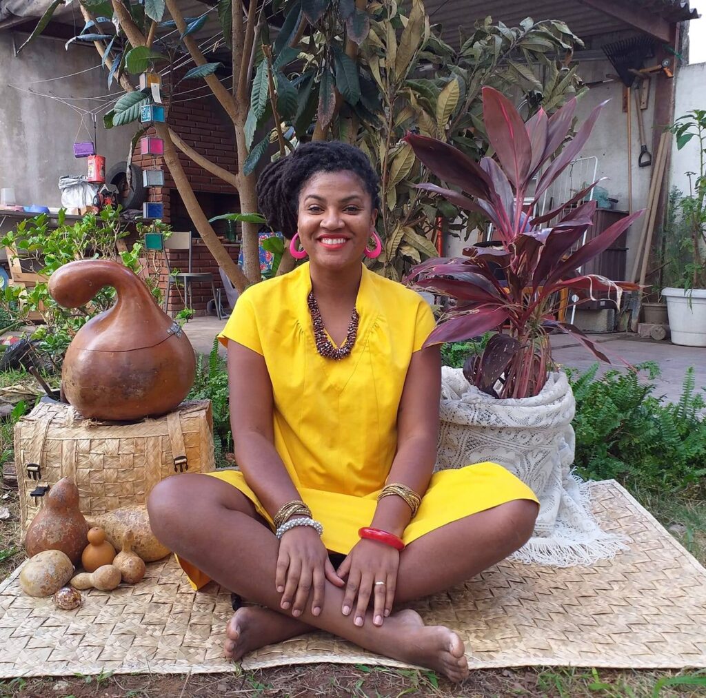 Giselda Perê conta histórias africanas com a cabaça Agbalá