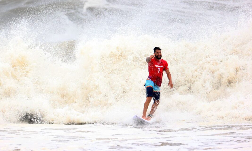 Ítalo Ferreira faz a final do surfe contra Kanoa Igarashi