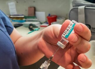 Pessoas com 25 anos são vacinadas contra a Covid-19 nesta sexta-feira Pessoas com 25 anos são vacinadas contra a Covid-19 nesta sexta-feira