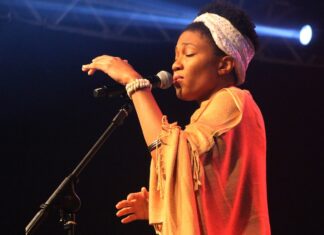 Cantora Luedji Luna embala noite de sábado com show ao vivo Cantora Luedji Luna embala a noite de sábado com show ao vivo