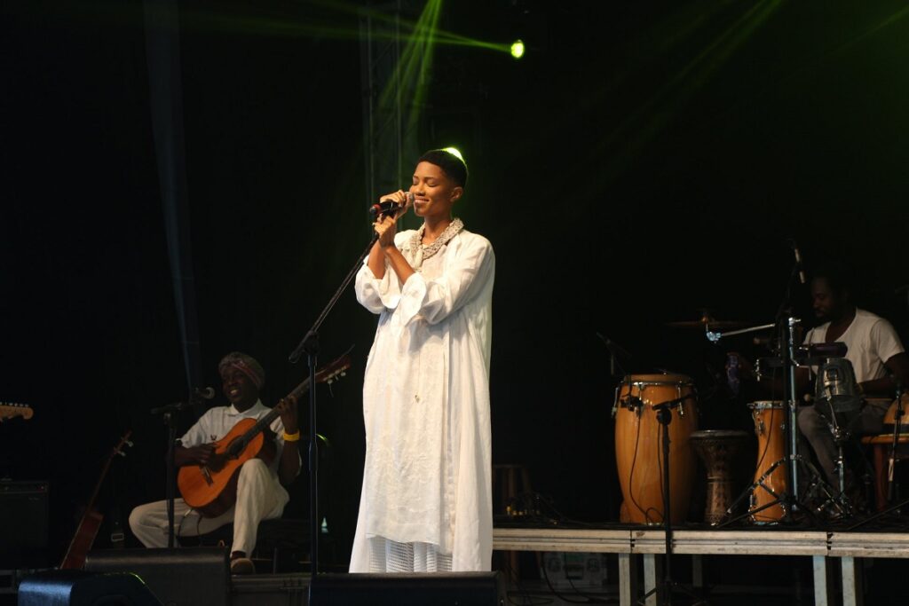 Cantora Luedji Luna embala a noite de sábado com show ao vivo