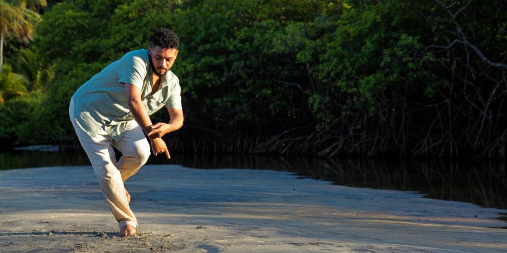 Neemias Santana dança “Movendo o Solo de Terrenos Submersos”