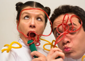 Grupo Catarsis apresenta o espetáculo “Scaratuja” Grupo Catarsis apresenta o espetáculo "Scaratuja"