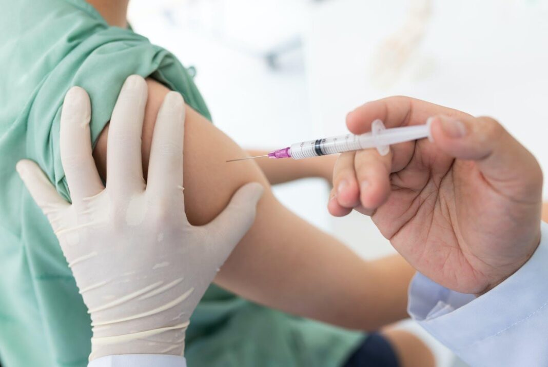 Vacinação contra Covid-19 continua para pessoas com 26 anos