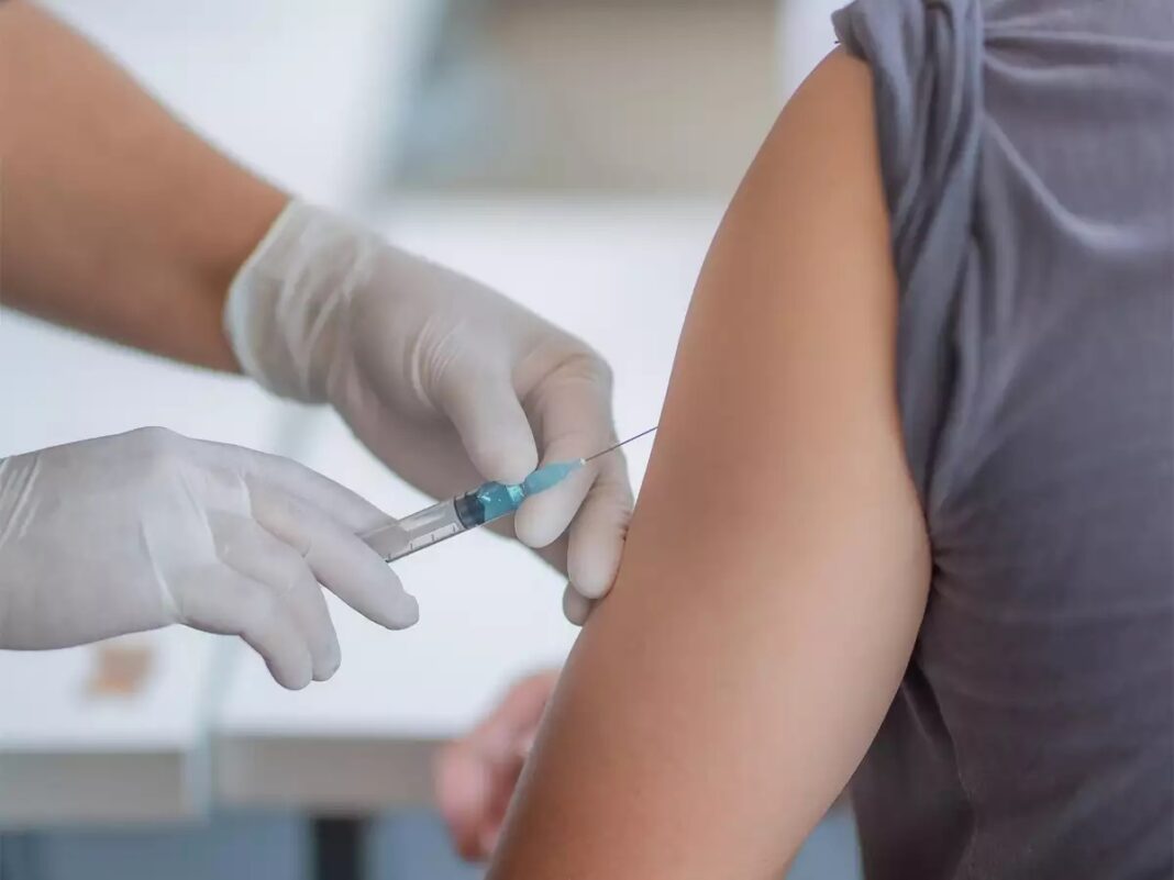 Pessoas com 26 anos podem tomar vacina contra a Covid-19