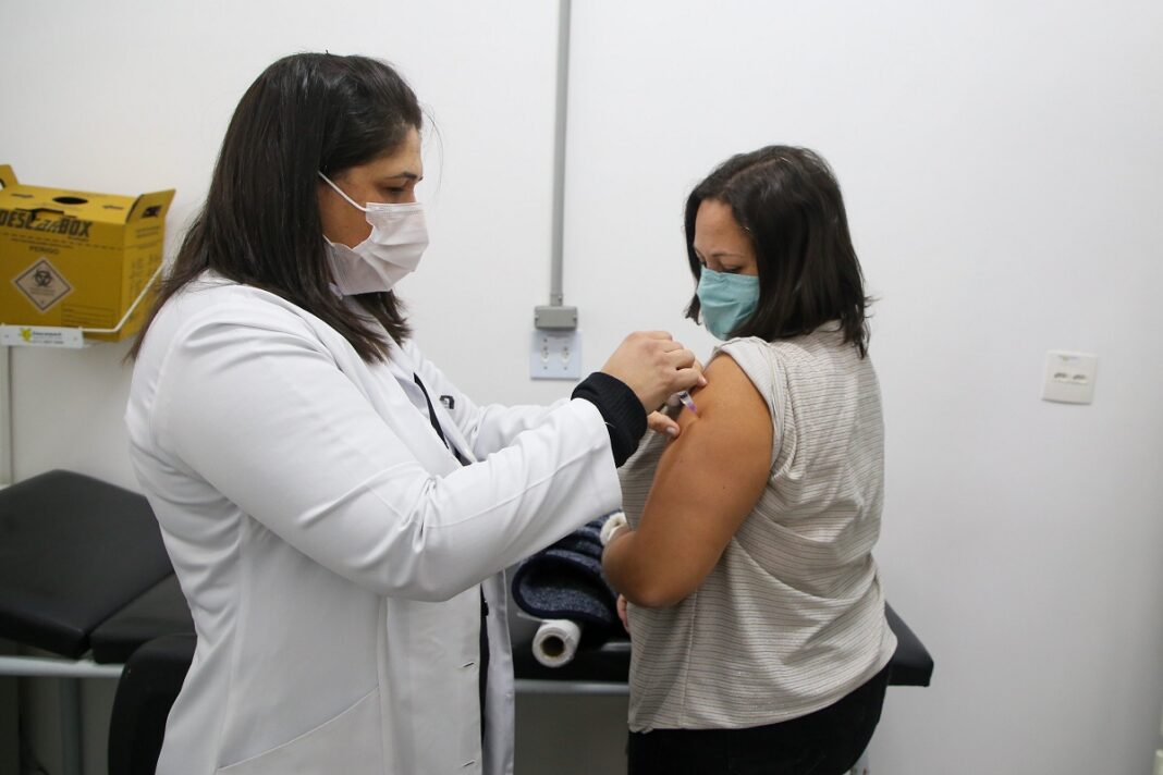 Covid-19: pessoas com 36 anos podem tomar vacina na segunda