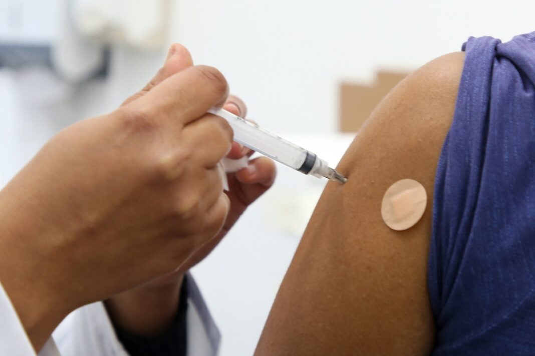 Cinco ‘dão migué’ e tomam 3ª dose de vacina contra Covid em Rio Claro