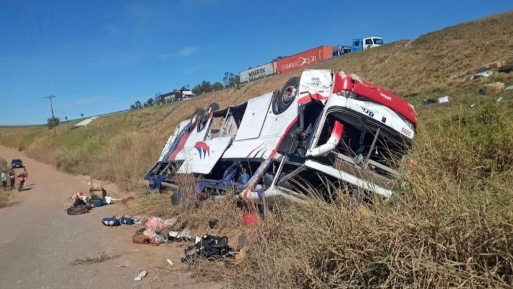 Capotamento de ônibus mata três e fere 37 pessoas em Rio Claro