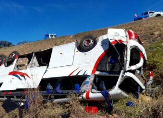 Capotamento de ônibus mata três e fere 37 pessoas na SP-310 Capotamento de ônibus mata três e fere 37 pessoas em Rio Claro