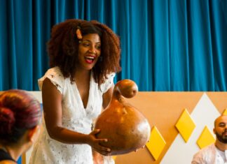 Giselda Perê conta histórias africanas com a cabaça Agbalá Giselda Perê conta histórias africanas com a cabaça Agbalá