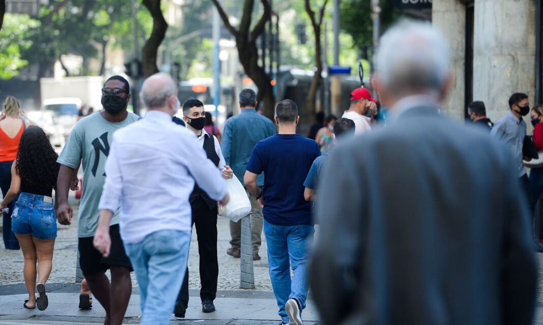 Média de mortes por Covid-19 está em queda desde junho, diz Fiocruz