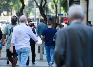 Média de mortes por Covid-19 está em queda desde junho, diz Fiocruz Média de mortes por Covid-19 está em queda desde junho, diz Fiocruz