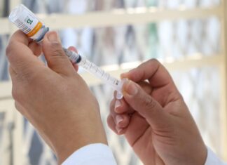 Adolescentes com mais de 15 anos podem tomar vacina contra a Covid-19 Adolescentes com mais de 15 anos podem tomar vacina contra a Covid-19