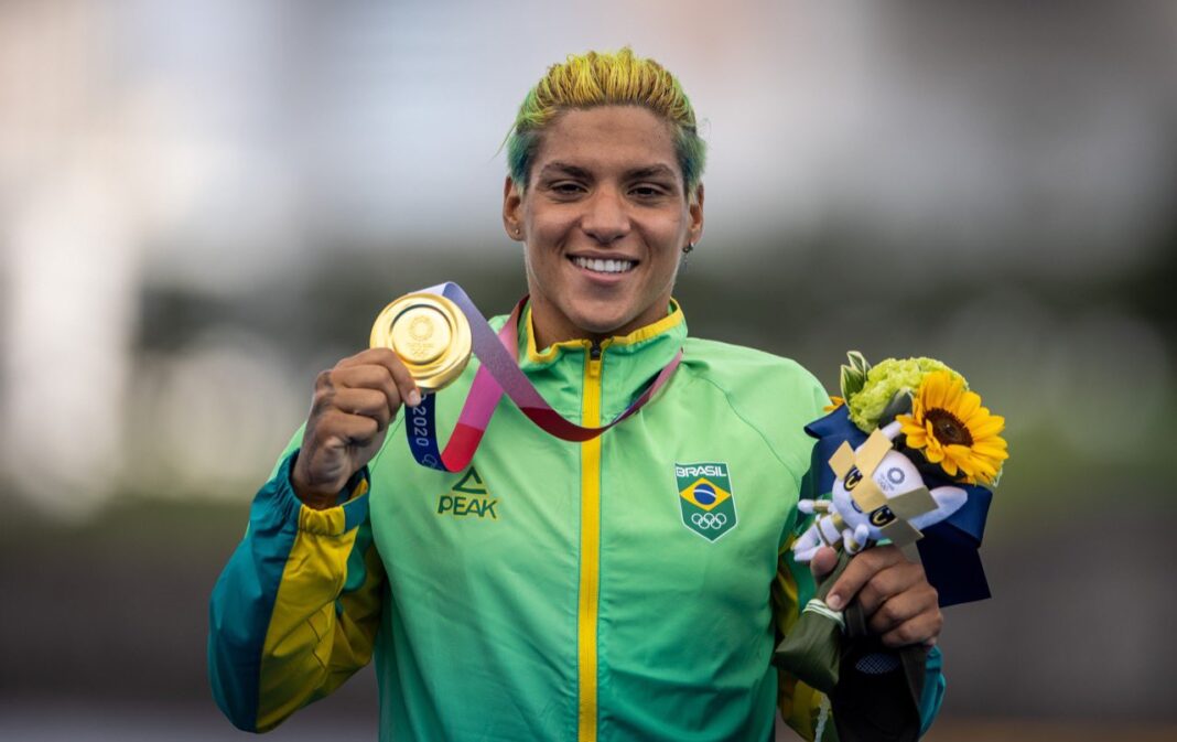 Ana Marcela Cunha é ouro na maratona aquática