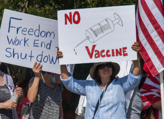 Pessoas ficaram doentes e se arrependeram de não vacinar contra a Covid nos EUA Pessoas ficaram doentes e se arrependeram de não vacinar contra a Covid nos EUA