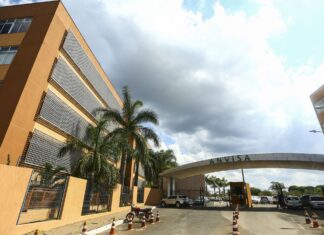 Anvisa rejeita uso de CoronaVac para crianças e adolescentes Anvisa rejeita uso de CoronaVac para crianças e adolescentes