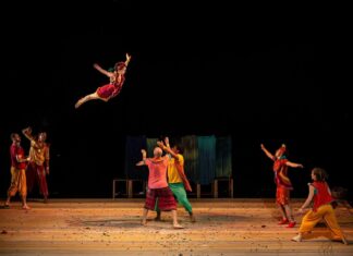 Cia LaMala percorre as estações com movimento dos acrobatas Cia LaMala percorre as estações com movimento dos acrobatas