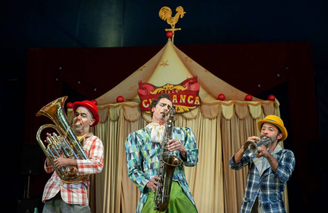 Cia LaMínima revive clássicos da palhaçaria em Circo Charanga