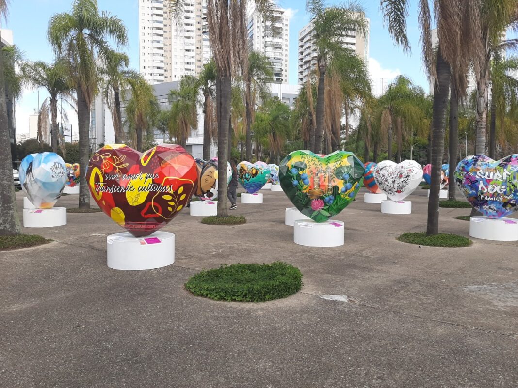 a exposição Art of Love, que celebra o amor por meio de 70 esculturas em formato de coração