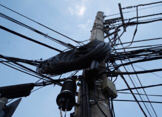 Motorista de caminhão causa danos na rede de telefonia e é abordado pela GCM Motorista de caminhão causa danos na rede de telefonia e é abordado pela GCM