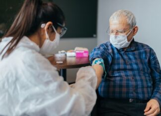 Idosos vão tomar a terceira dose da vacina contra a Covid-19 Idosos vão tomar a terceira dose da vacina contra a Covid-19