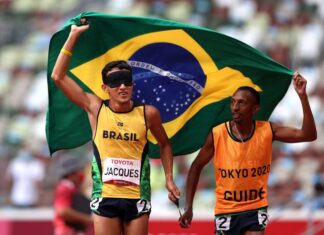 Yeltsin Jacques é o vencedor da 100ª medalha de ouro do Brasil em Jogos Paralímpicos Yeltsin Jacques é o vencedor da 100ª medalha de ouro do Brasil em Jogos Paralímpicos