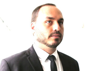 Funcionários ‘fantasmas’ de Carlos tinham endereço de Jair Bolsonaro em cadastros de Receita e Câmara do Rio Funcionários 'fantasmas' de Carlos Bolsonaro