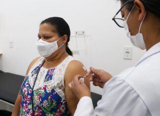 Maiores de 18 anos recebem dose de reforço em Rio Claro Maiores de 18 anos recebem dose de reforço em Rio Claro