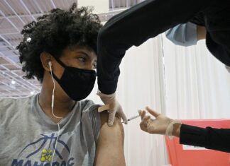 Covid-19: Adolescentes podem tomar a 1ª dose da vacina nesta segunda Adolescentes podem tomar a 1ª dose da vacina nesta segunda