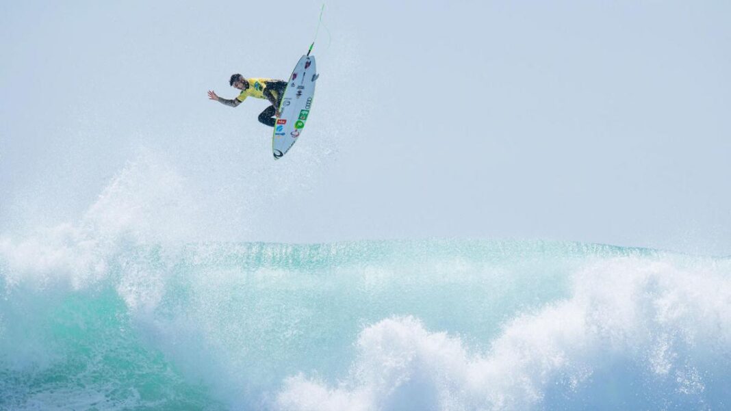 Medina é tricampeão mundial de surfe e Tati fica em segundo