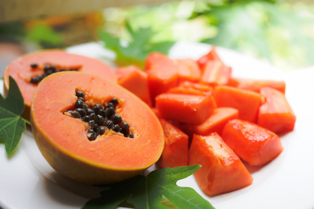 Faça remédios para cuidar da pele usando frutas de verão