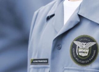 Policial socou aluno e ameaçou matá-lo em escola cívico-militar do Paraná, aponta MP Policial agrediu aluno em escola cívico-militar do Paraná
