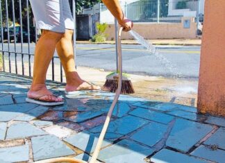 Lavar calçada terá multa de R$ 180 em Rio Claro Lavar calçada terá multa de R$ 180 em Rio Claro