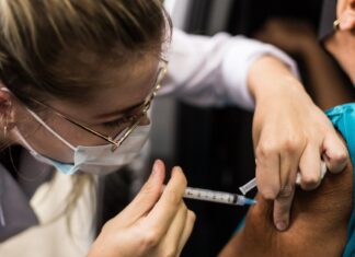 Covid-19: Trabalhadores da saúde vão tomar a 3ª dose a partir de segunda Trabalhadores da saúde vão tomar 3ª dose a partir de segunda