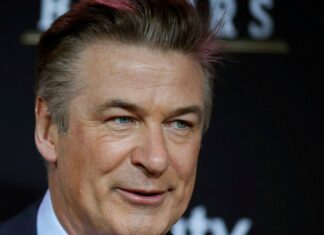 Alec Baldwin dispara em set de filmagem e diretora morre Alec Baldwin dispara em set de filmagem e diretora morre