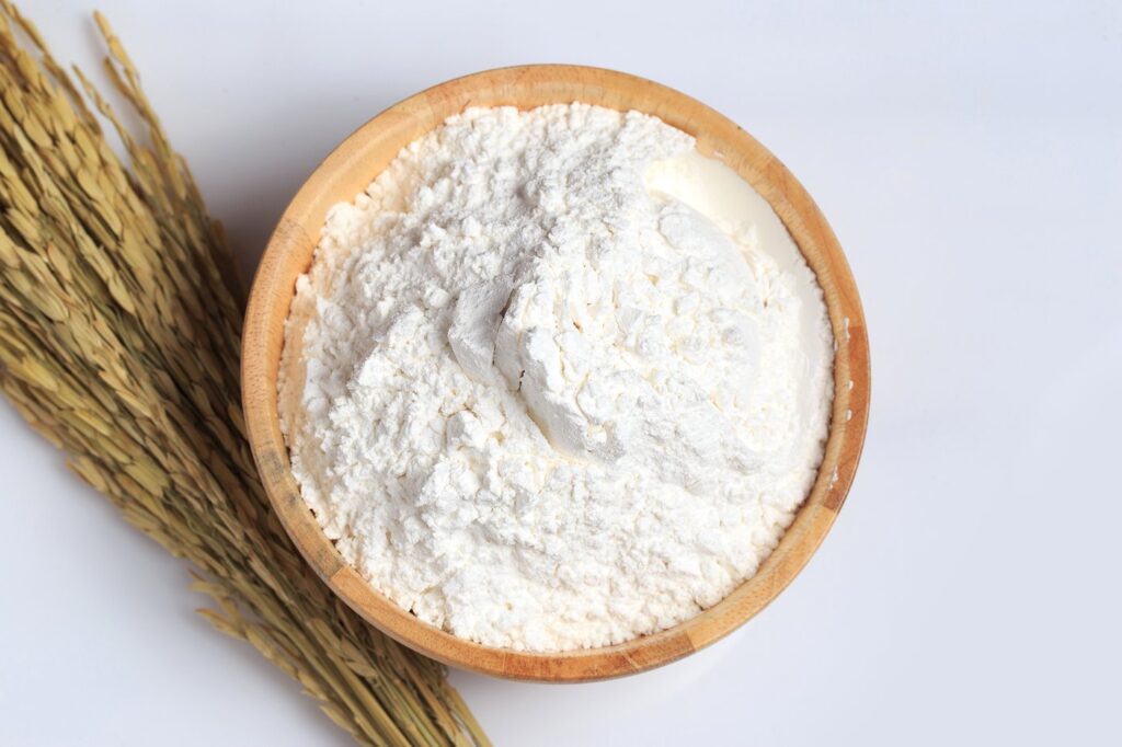Use máscara de farinha de arroz para combater acne e rugas