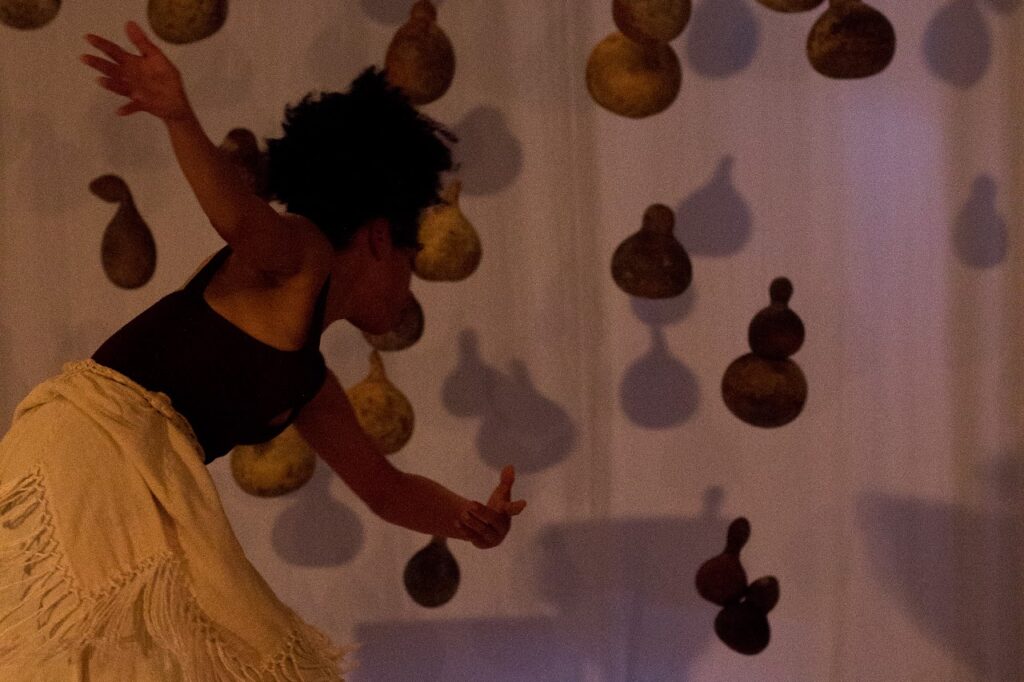 Bienal de Dança apresenta Imalẹ̀ Inú Ìyágba e Delirar o Racial