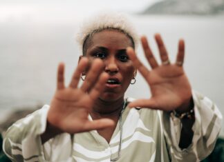 Cantora Mahmundi passeia por seu repertório em show intimista Cantora Mahmundi passeia por seu repertório em show intimista