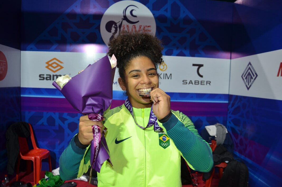 Laura Amaro ganha 1ª medalha de uma brasileira no Mundial