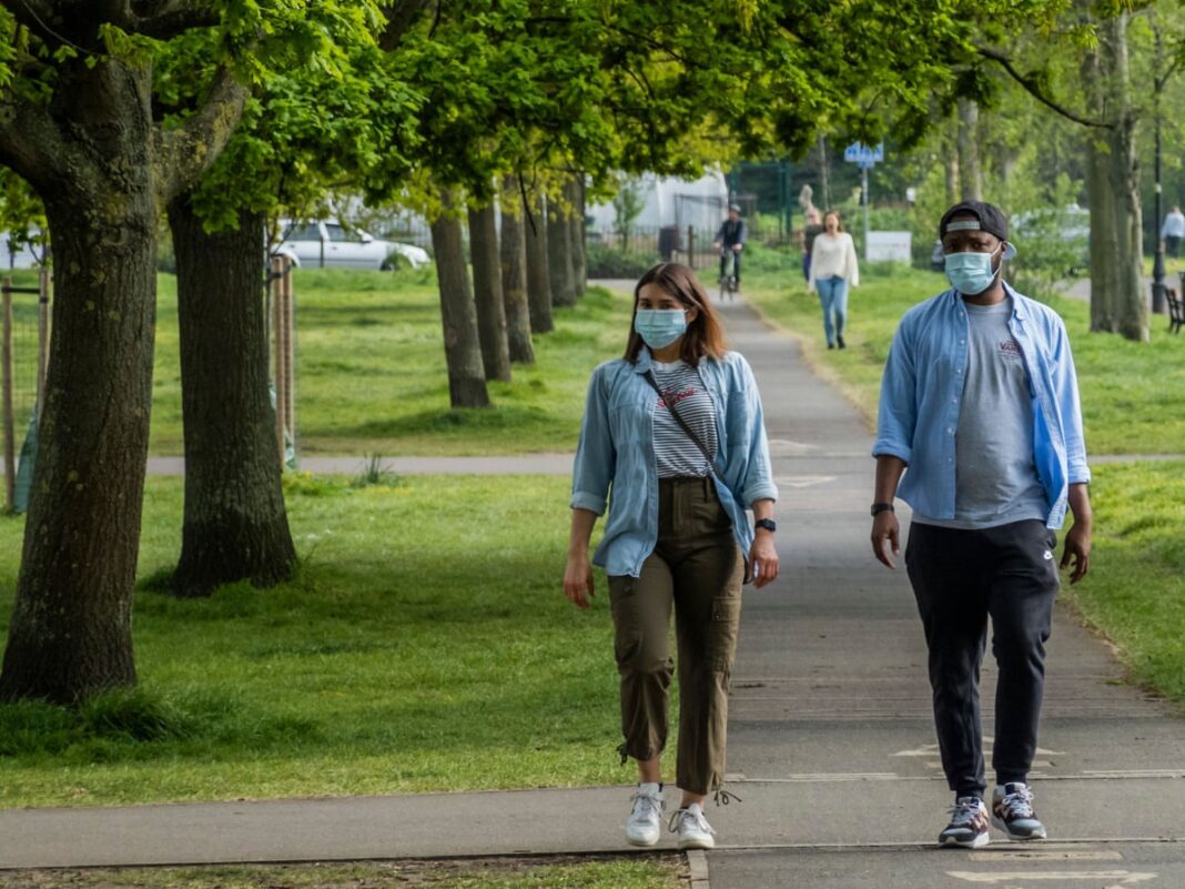 Governo suspende liberação de máscaras em espaços abertos